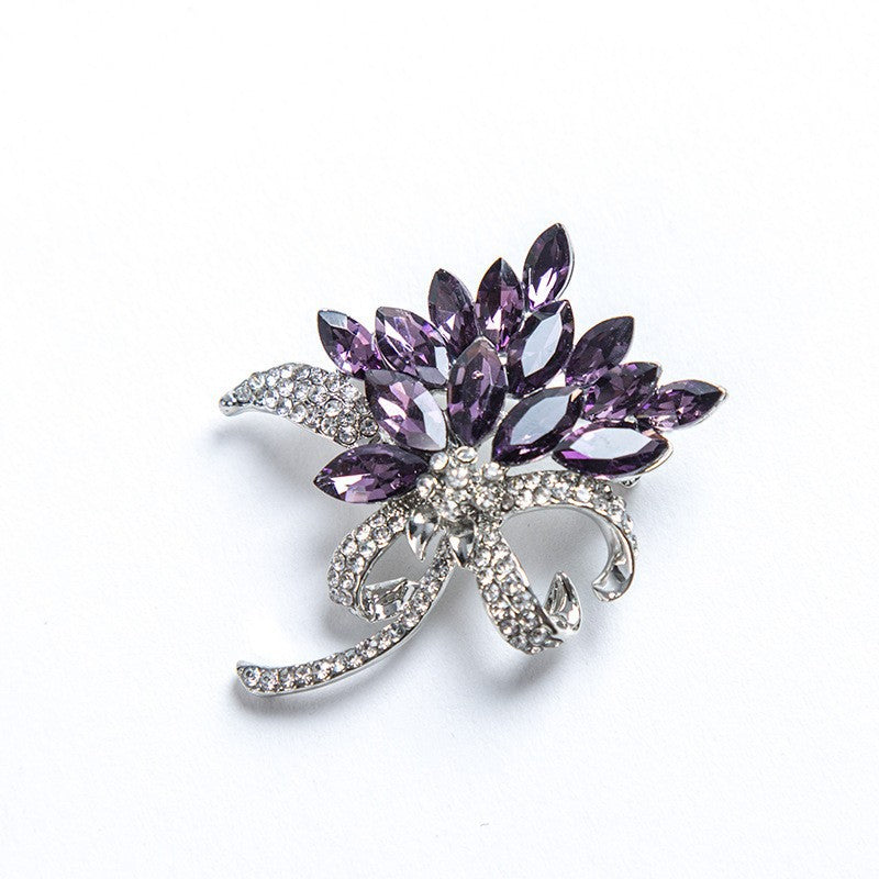 Sparkling brooch with floral design Bowlift