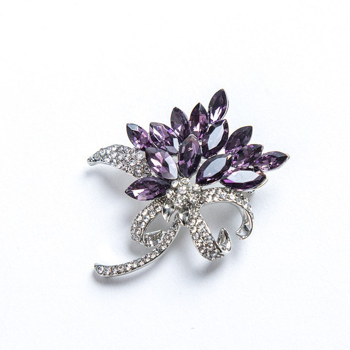 Sparkling brooch with floral design Bowlift