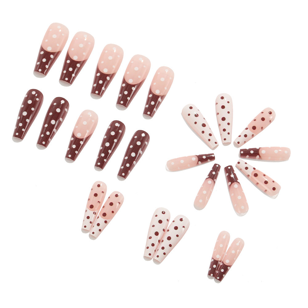 Artificial nails in the popular polka dot design Bowlift