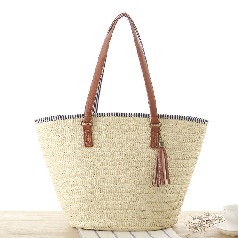Beach bag made of hand-woven natural material with elegant leather accent Bowlift