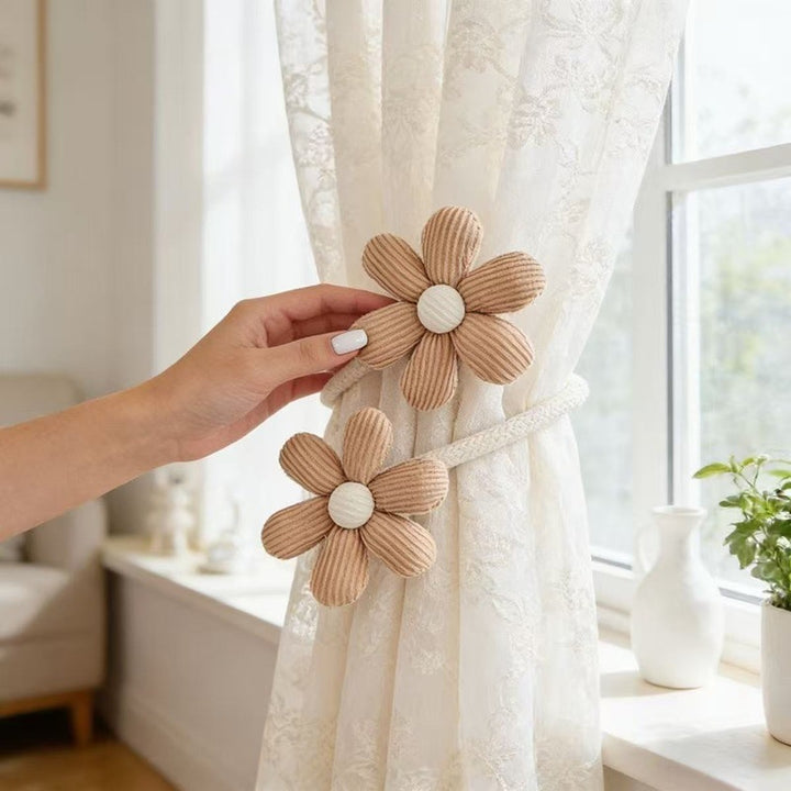 Decorative curtain holder Bowlift