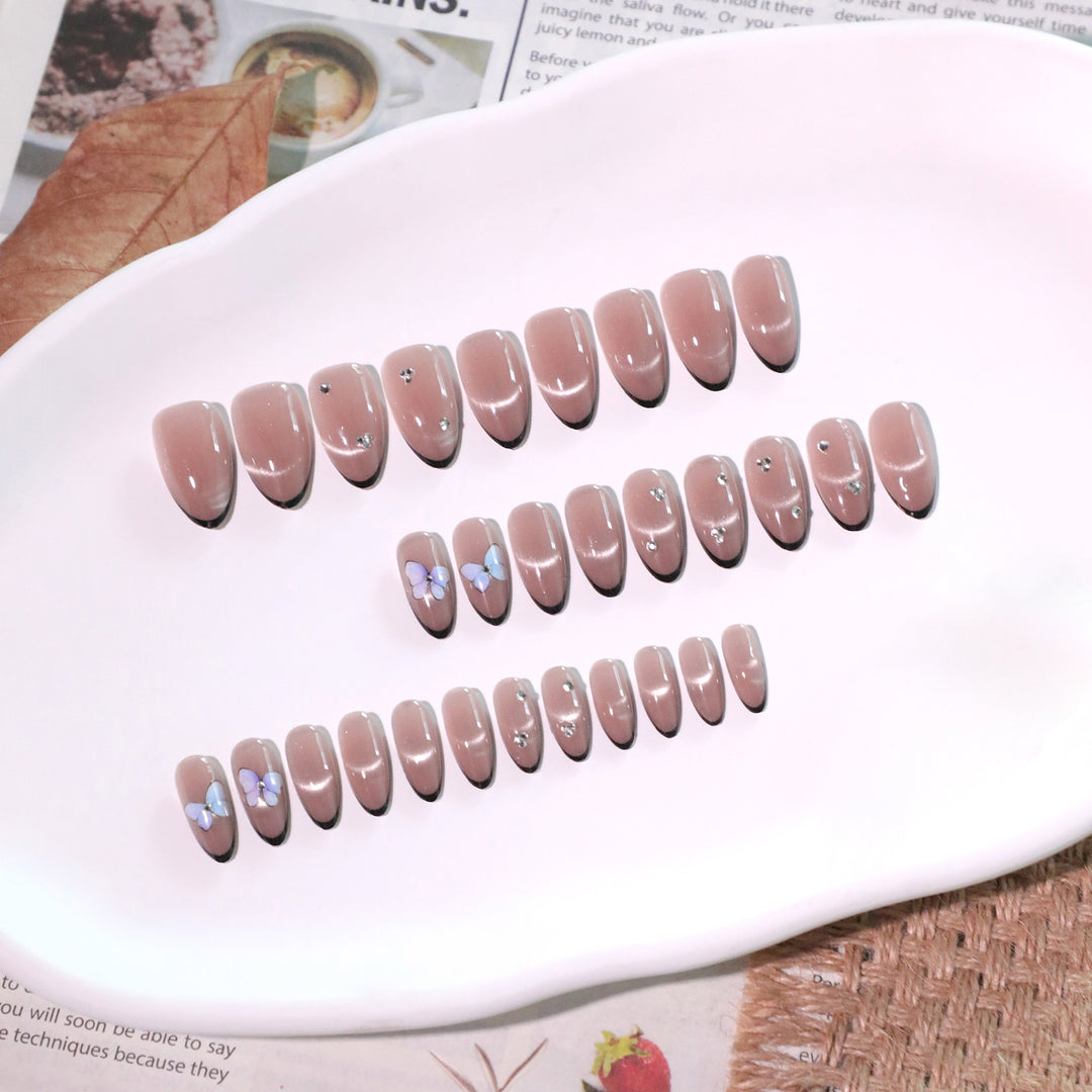 Artificial nail art with pearl and flower decorations Bowlift