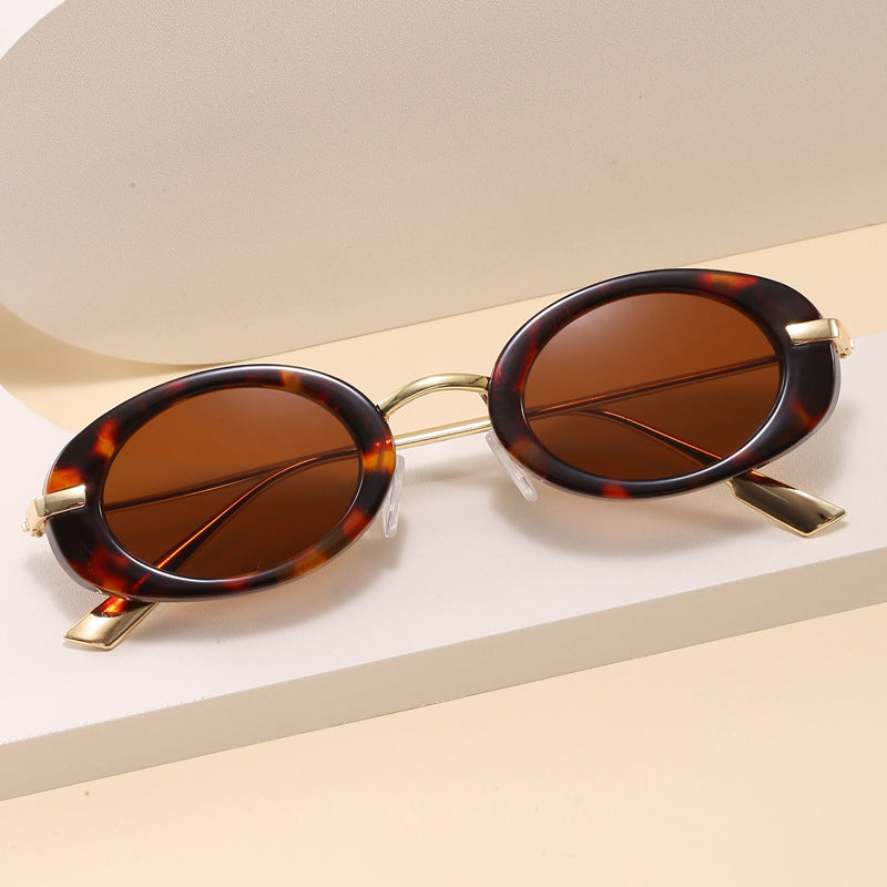 Fashionable glasses with oval frame Bowlift