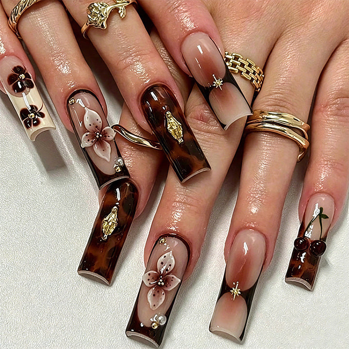 Elegant Artificial Nail Tips with Gold Accents Bowlift
