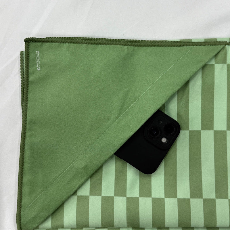 Beach towel with modern striped design Bowlift
