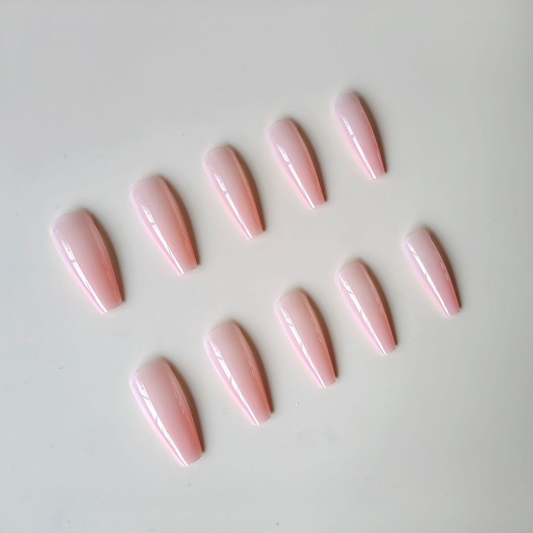 Art nails with elegant high-gloss finish Bowlift