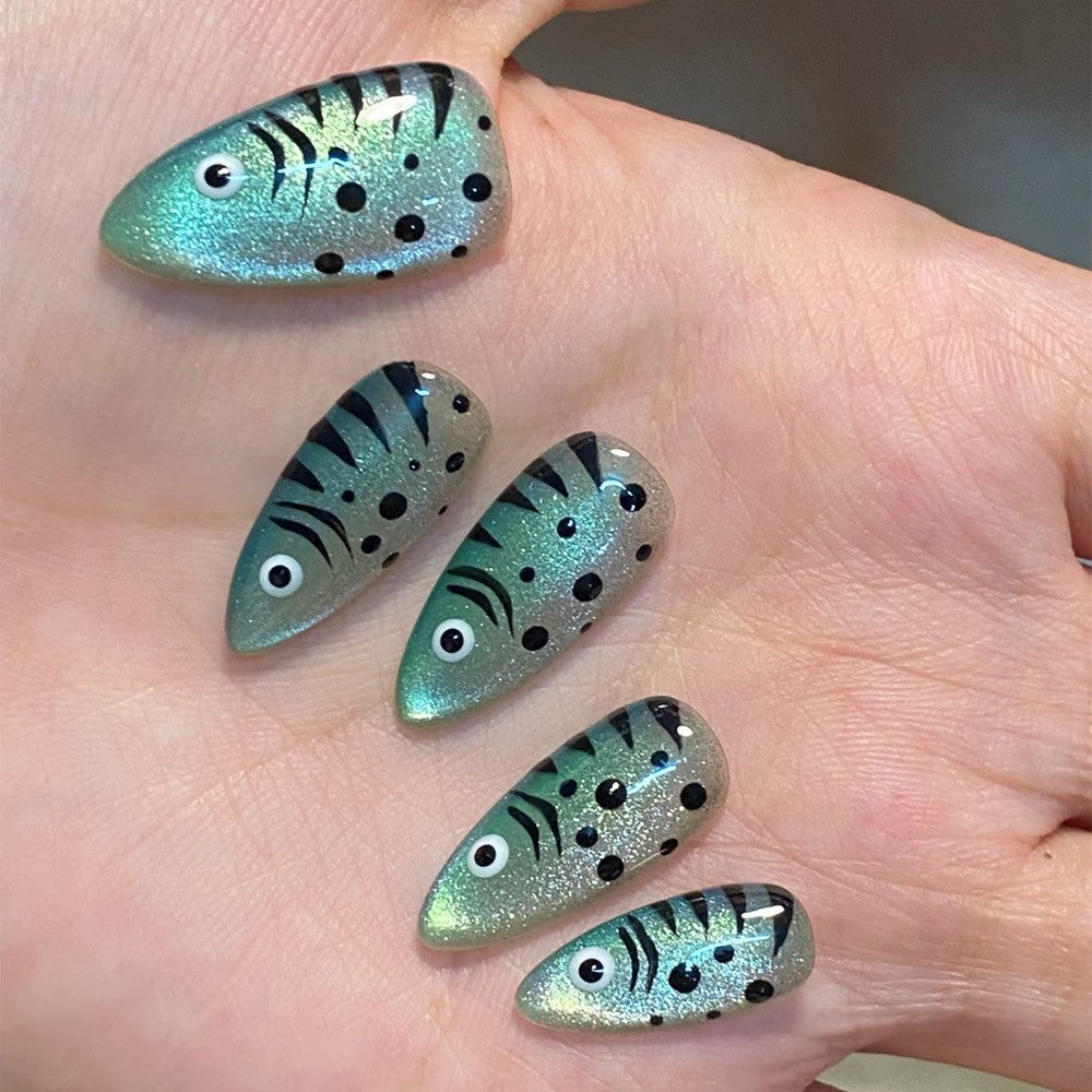 Artificial nails with polka dots Bowlift