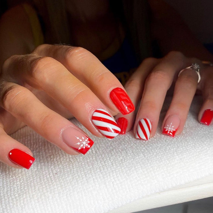 Holiday Themed Press-On Nail Set Bowlift