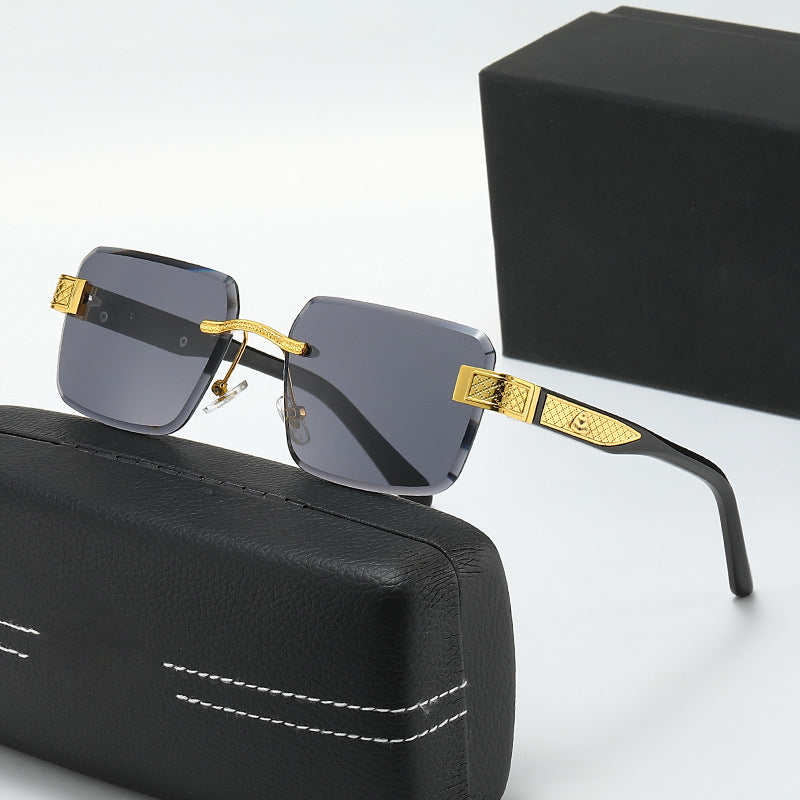 Ladies elegant sunglasses with luxurious, glittering frame Bowlift