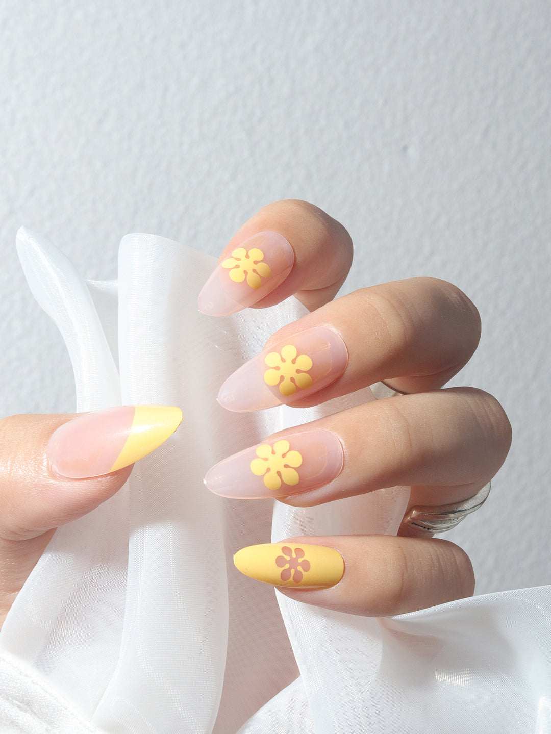 Floral-Designed Glossy Press-On Nails Bowlift