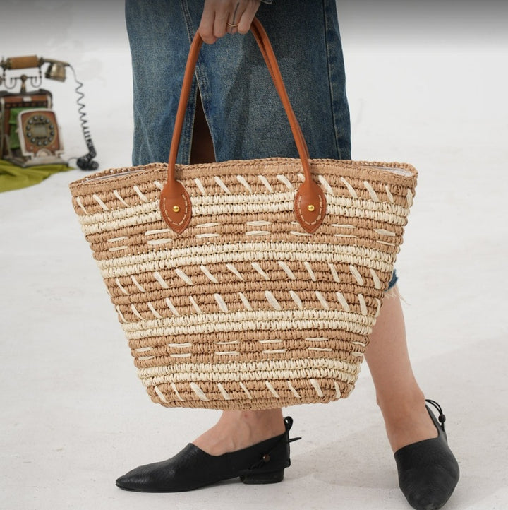 Beach bag made of braided natural material Bowlift