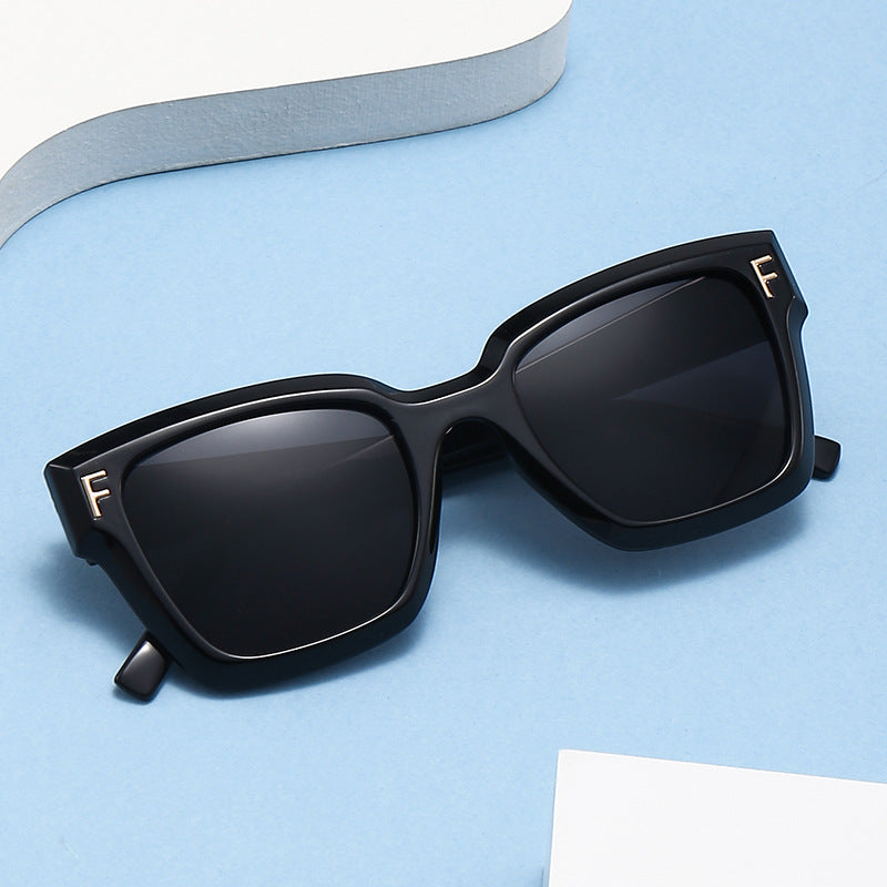 Ladies fashionable square sunglasses with gold details Bowlift