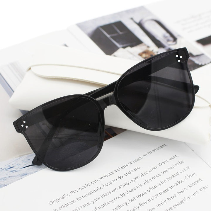 Ladies Oversized Sunglasses with Elegant Design Bowlift