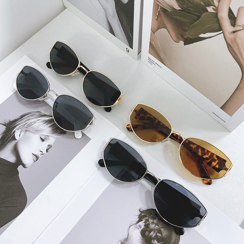 Fashionable Cat-Eye Sunglasses with Golden Frame Bowlift