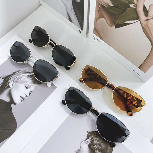Fashionable Cat-Eye Sunglasses with Golden Frame Bowlift