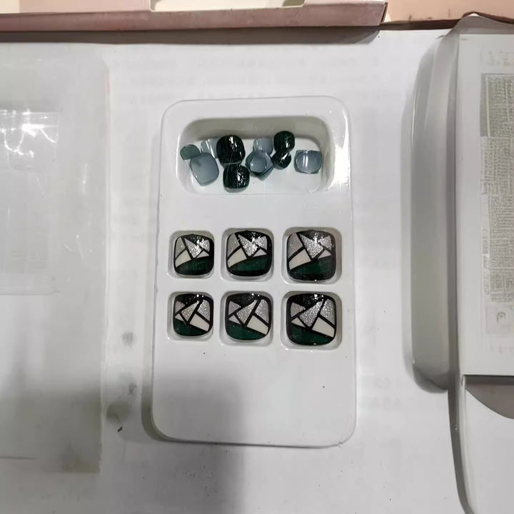 Geometric Design Press-On Nail Set Bowlift