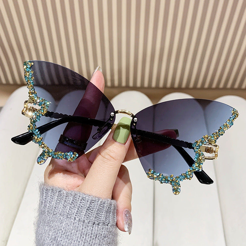 Ladies extravagant Cat-Eye sunglasses with dazzling rhinestone embellishments Bowlift