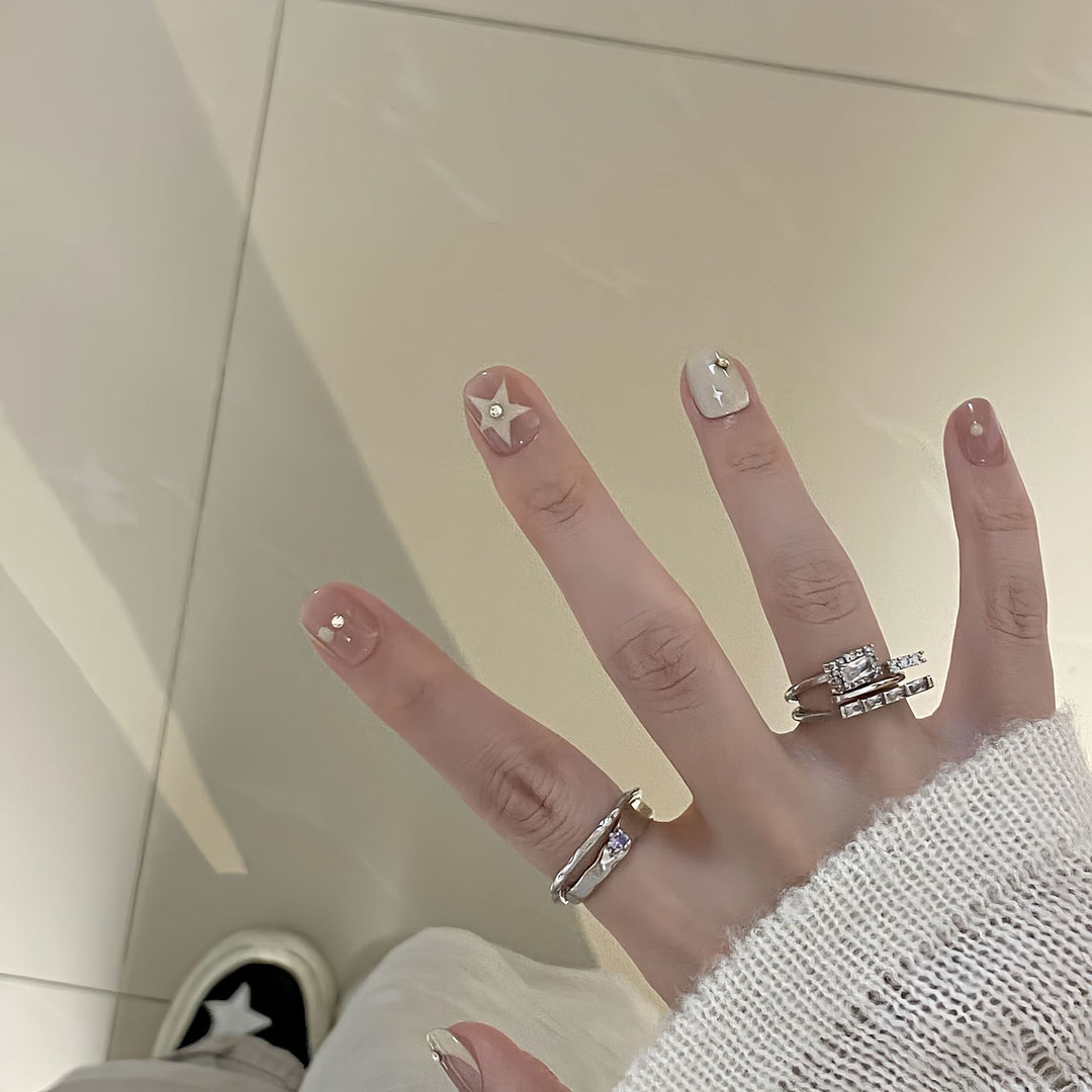 Artificial nails with elegant glitter accents Bowlift