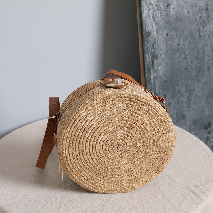 Round shoulder bag made of natural material with stylish accents Bowlift
