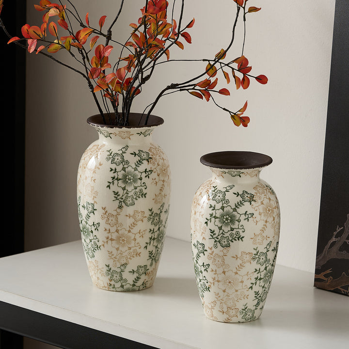 Decorative porcelain vase with floral design Bowlift