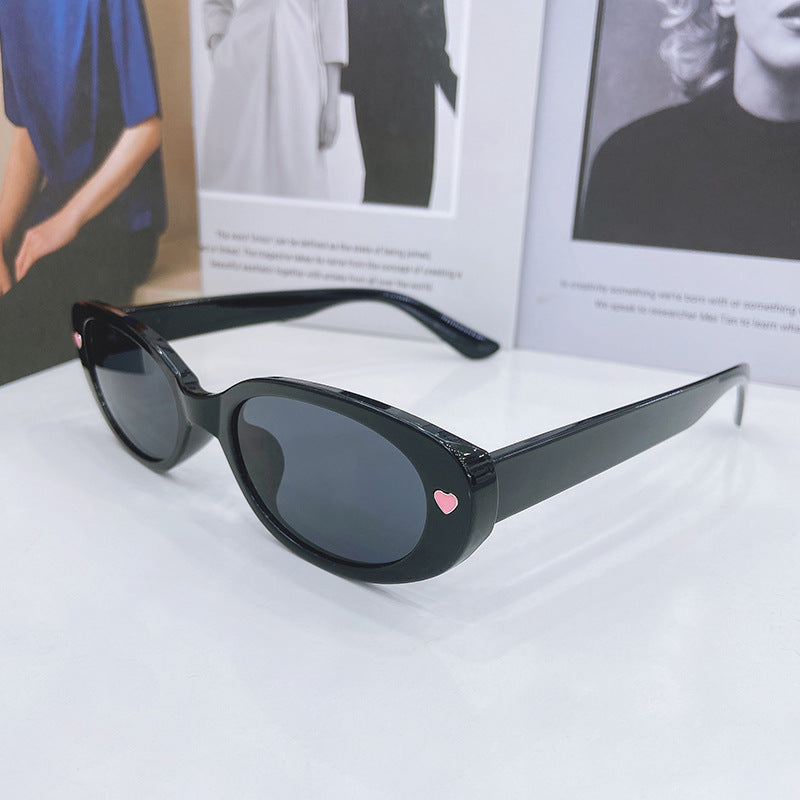 Fashionable Cat-Eye Sunglasses with Hearts Bowlift