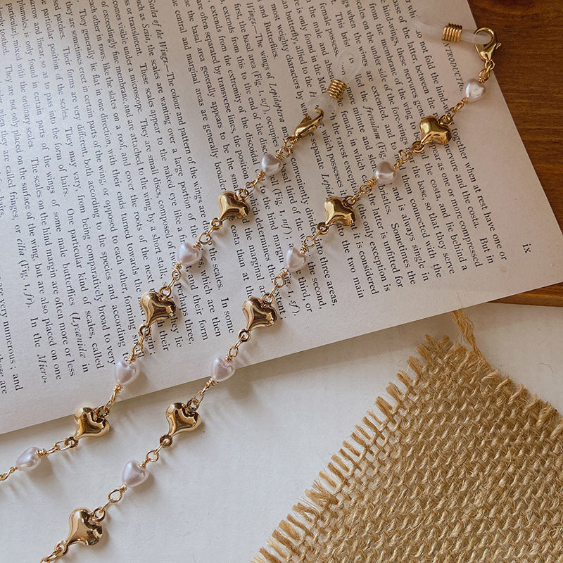 Fashionable necklace with pearls and golden accents Bowlift