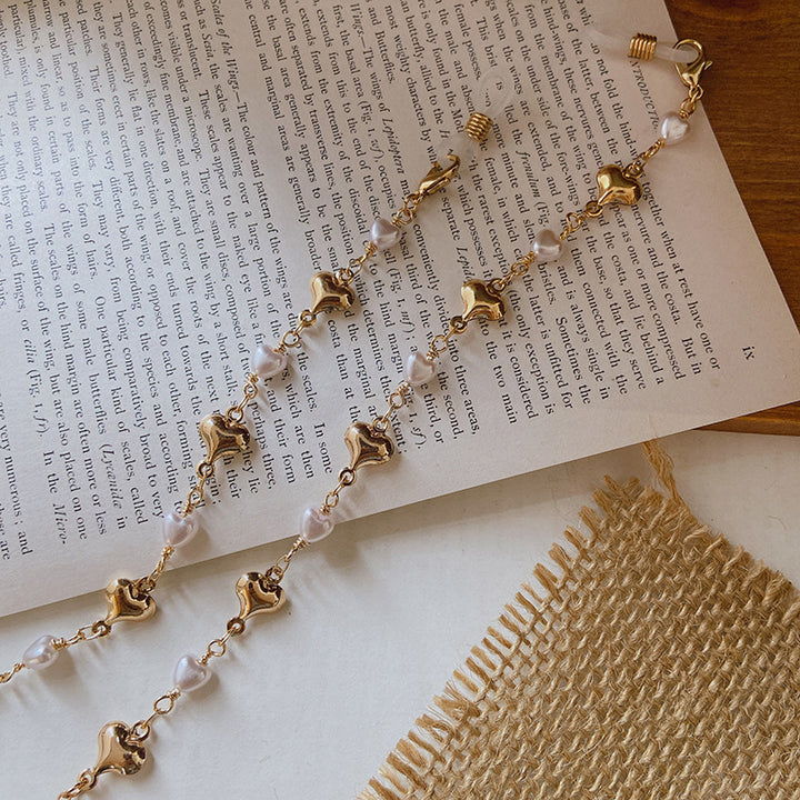 Fashionable necklace with pearls and golden accents Bowlift