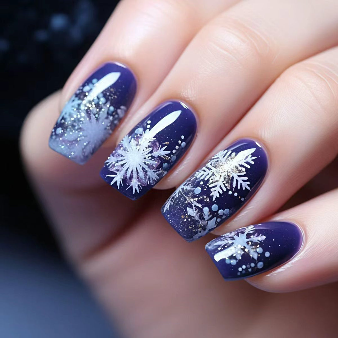 Artificial nails with shimmering winter design Bowlift