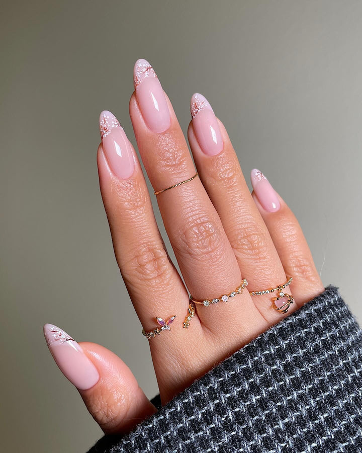Elegant and artistically designed art nails Bowlift