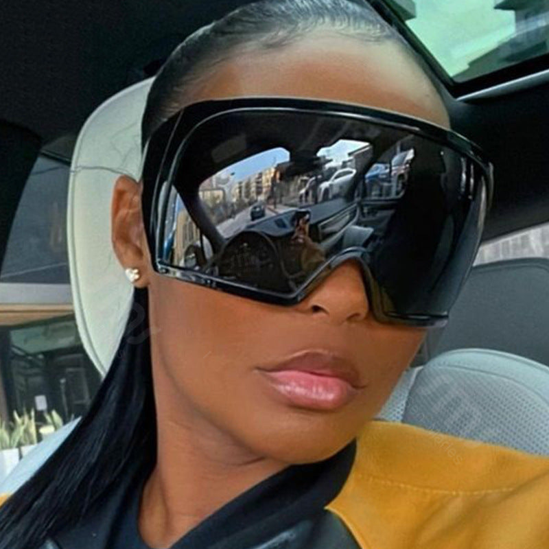 Ladies sporty sunglasses with aerodynamic design Bowlift