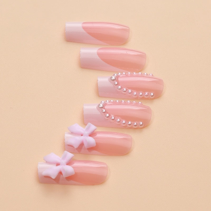 Artificial nails with delicate flower and pearl embellishments Bowlift