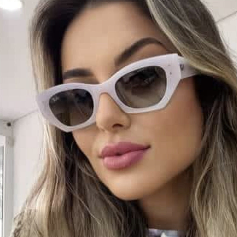 Women's trendy Cat-Eye sunglasses with elegant plastic frame Bowlift