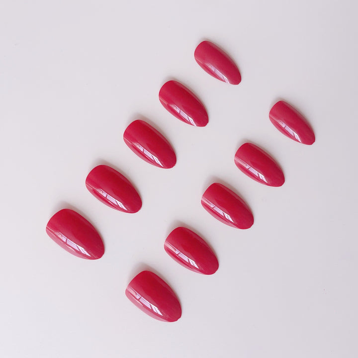 Artificial nail set with shiny, pointed accents Bowlift