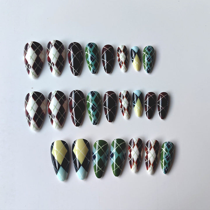 Artificial nails in elegant check pattern Bowlift