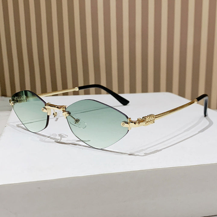 Women's Cat-Eye Sunglasses in Modern Elegance Style Bowlift