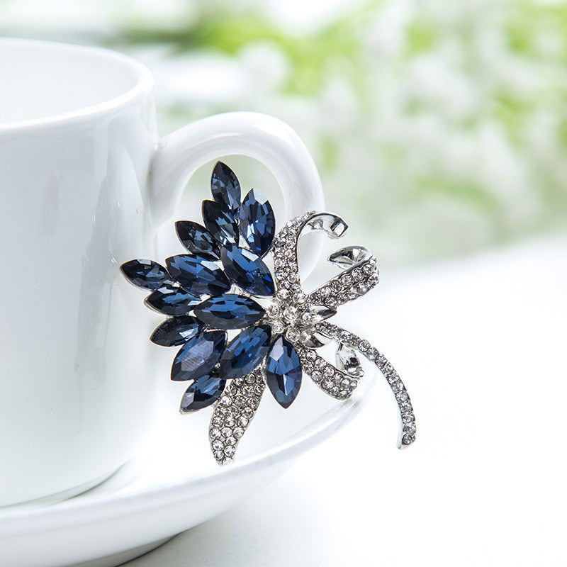 Sparkling brooch with floral design Bowlift