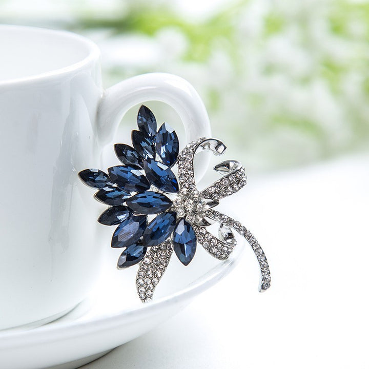 Sparkling brooch with floral design Bowlift