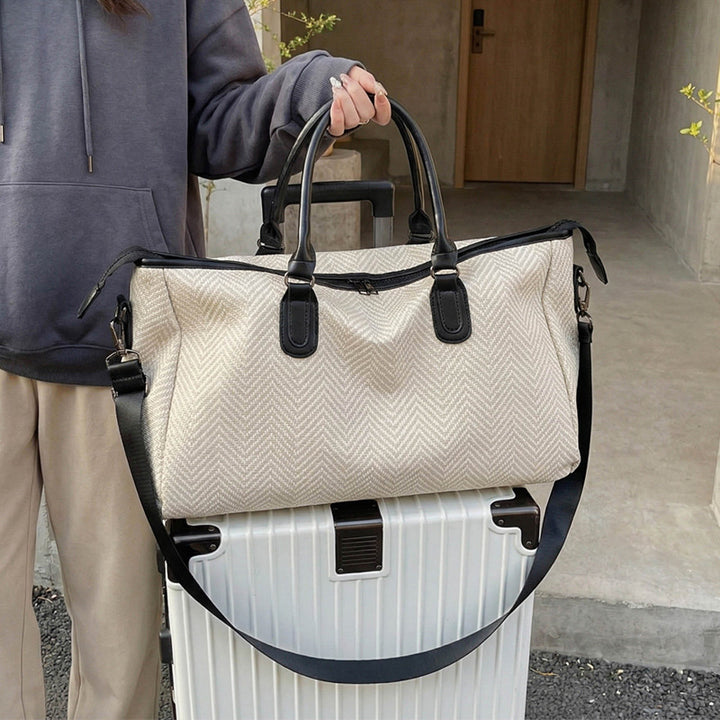 Durable travel bag with versatile interior layout Bowlift
