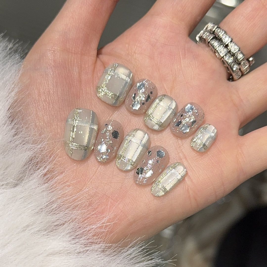 Glamorous artificial nail tips with metallic detail Bowlift