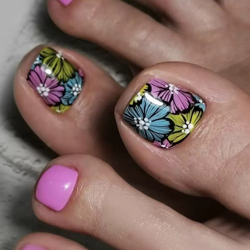 Nail art with colorful flower pattern Bowlift
