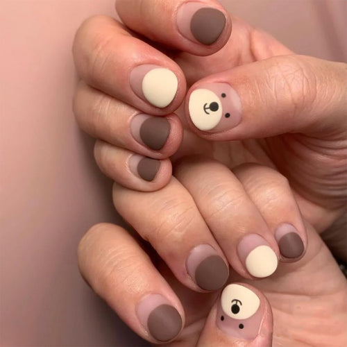 Cute nail art with bear motifs Bowlift