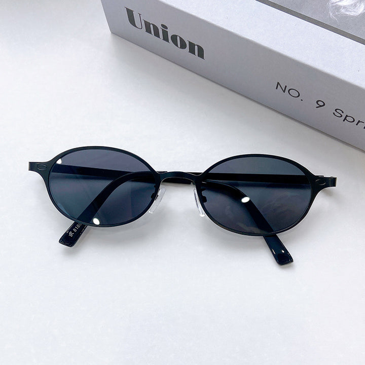 Fashionable Round Sunglasses with Elegant Golden Frame Bowlift