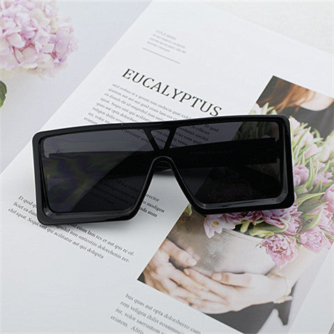 Women's Oversized Sunglasses in Avant-Garde Design Bowlift