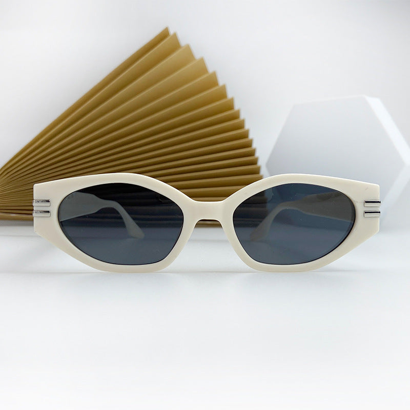 Women's Cat-Eye Sunglasses in stylish design with sturdy frame Bowlift