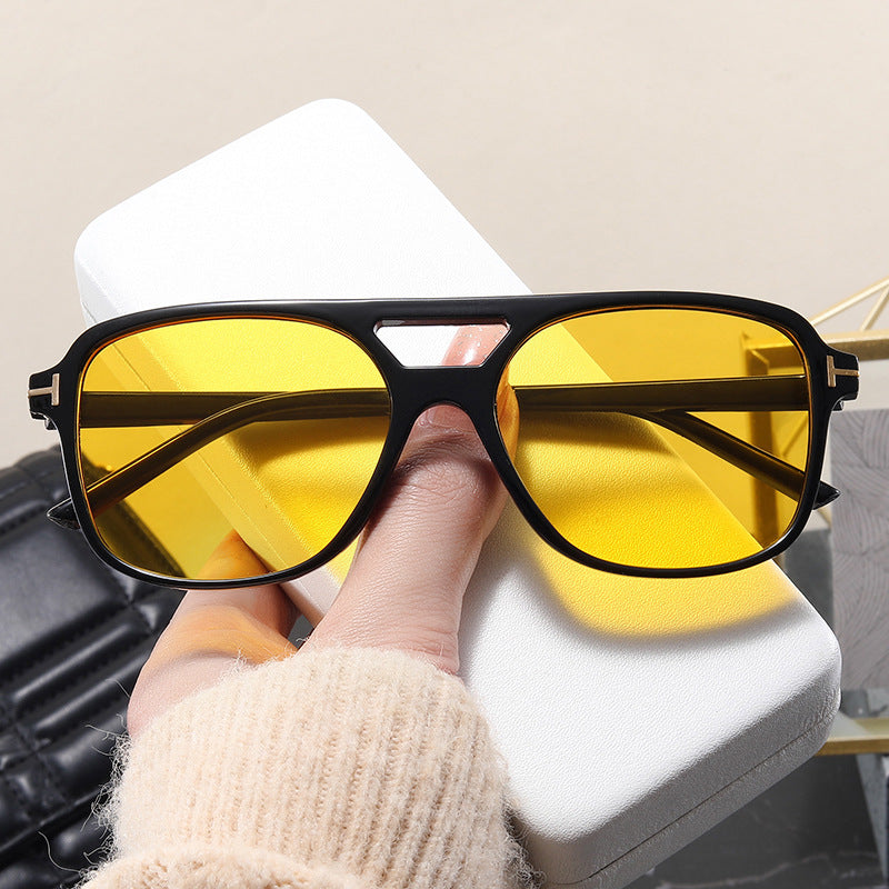 Women’s fashionable glasses with a fine frame and strict contours Bowlift
