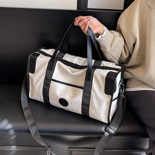 Sporty leisure duffel bag with durable material and adjustable shoulder strap Bowlift