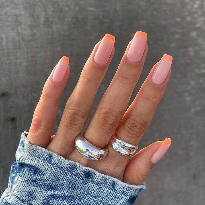 Artful nail extensions with an elegant leaf pattern Bowlift