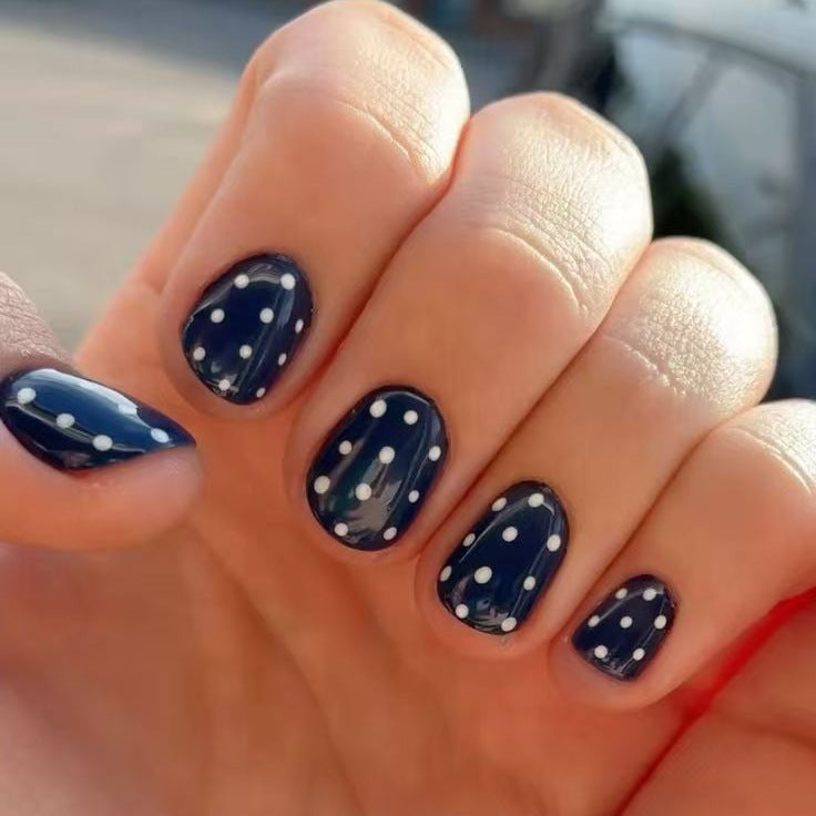 Nail set with stylish dots Bowlift