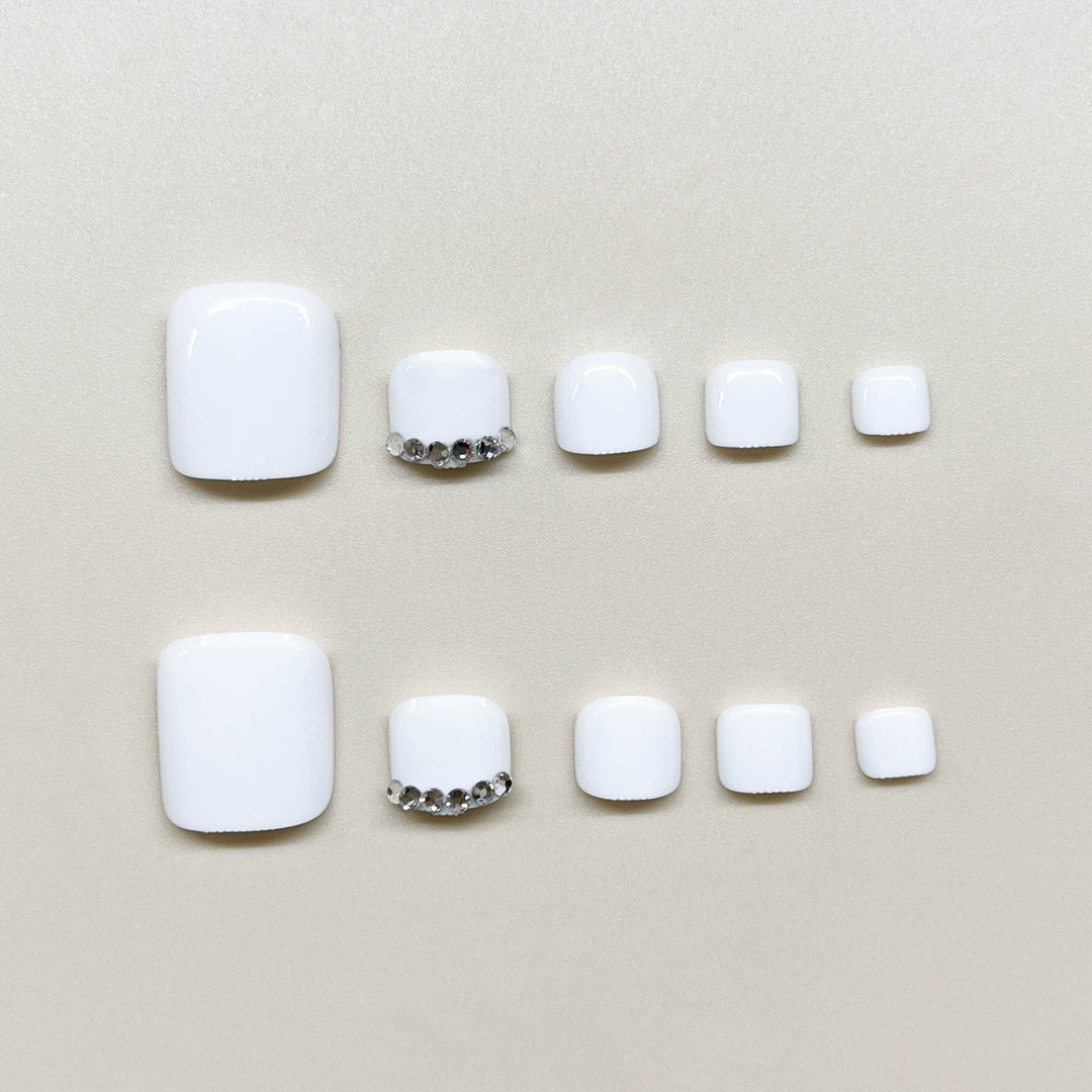 Nail art set with elegant high-gloss design and delicate accents Bowlift