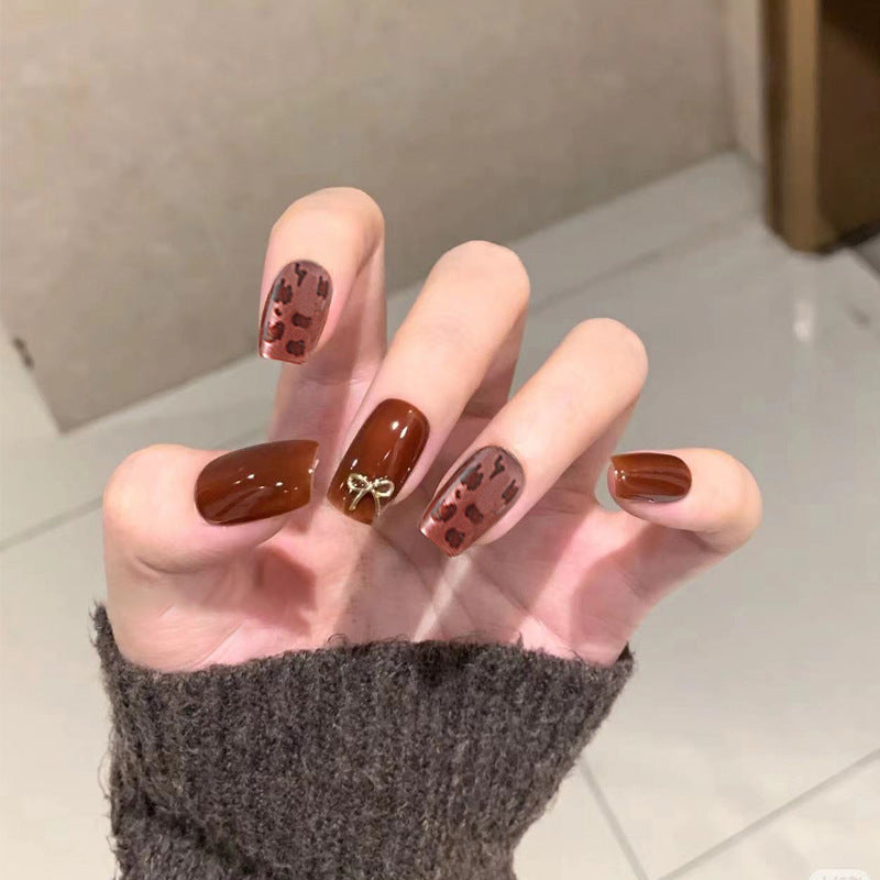 Nail set with elegant leopard pattern and luxurious accents Bowlift